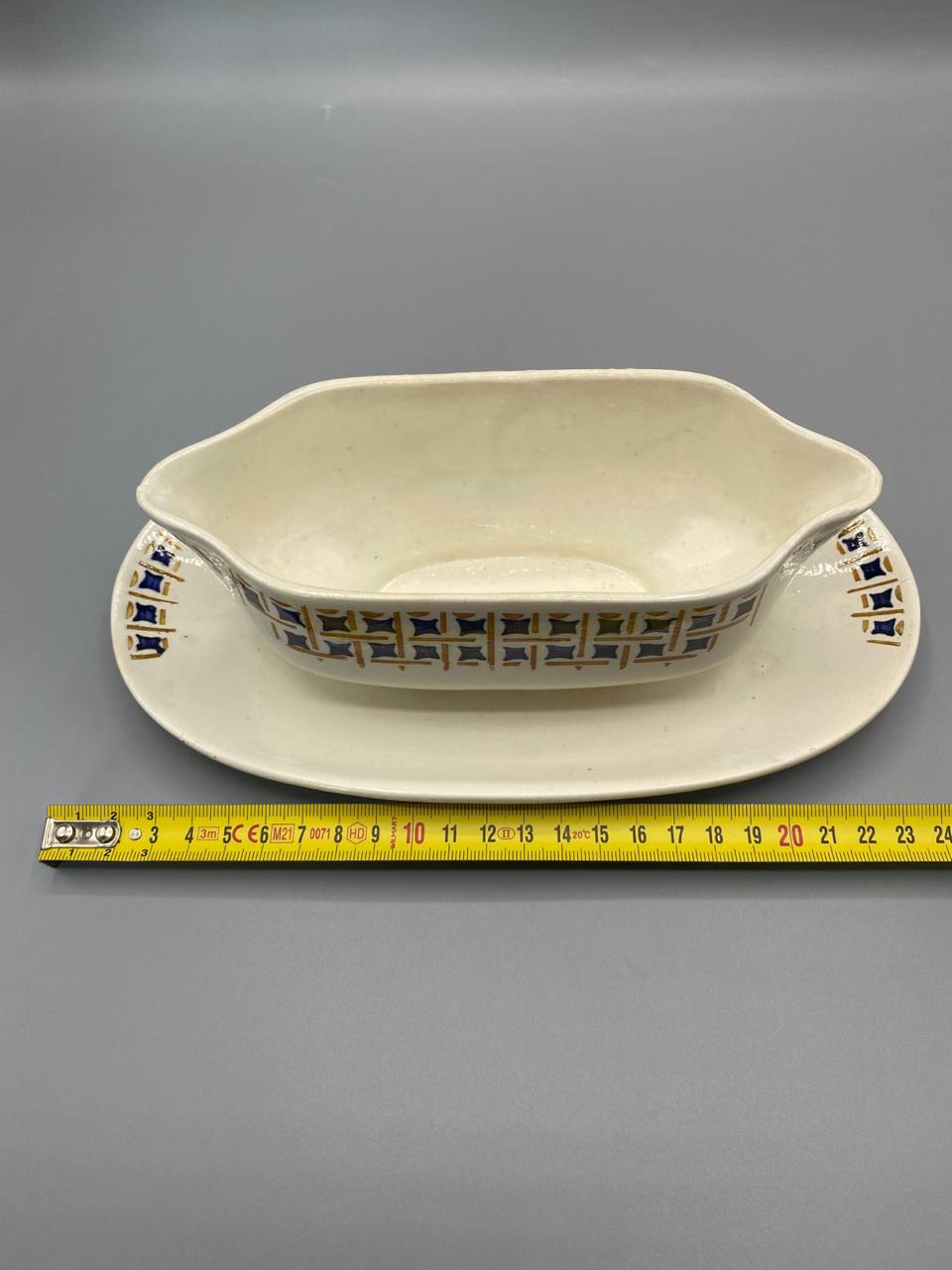 Mesure présentoir saucère faïence Maryse Givors environ 24 cm de long