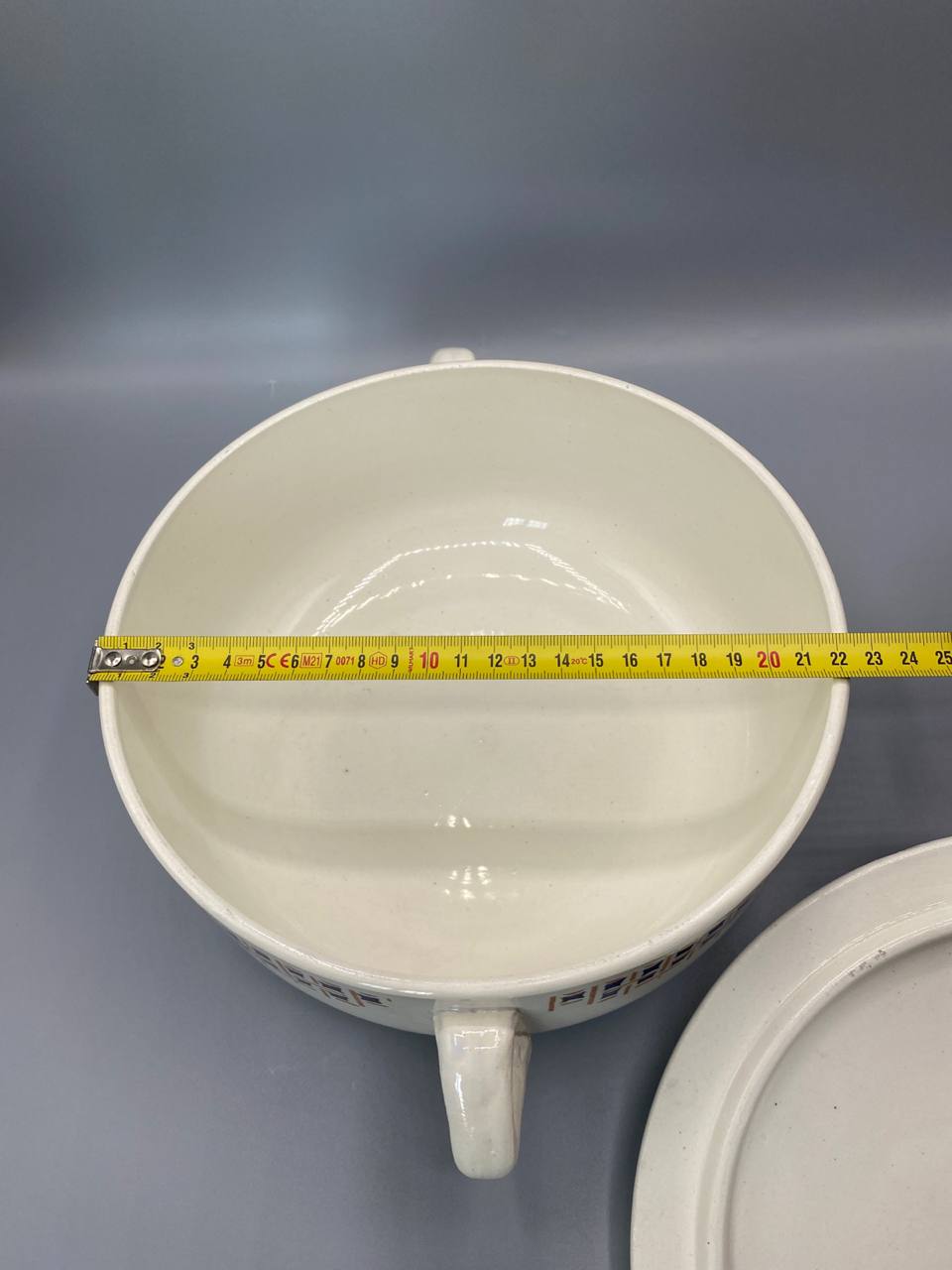 Vue de dessus intérieur soupière faïence ivoire diamètre environ 22 cm