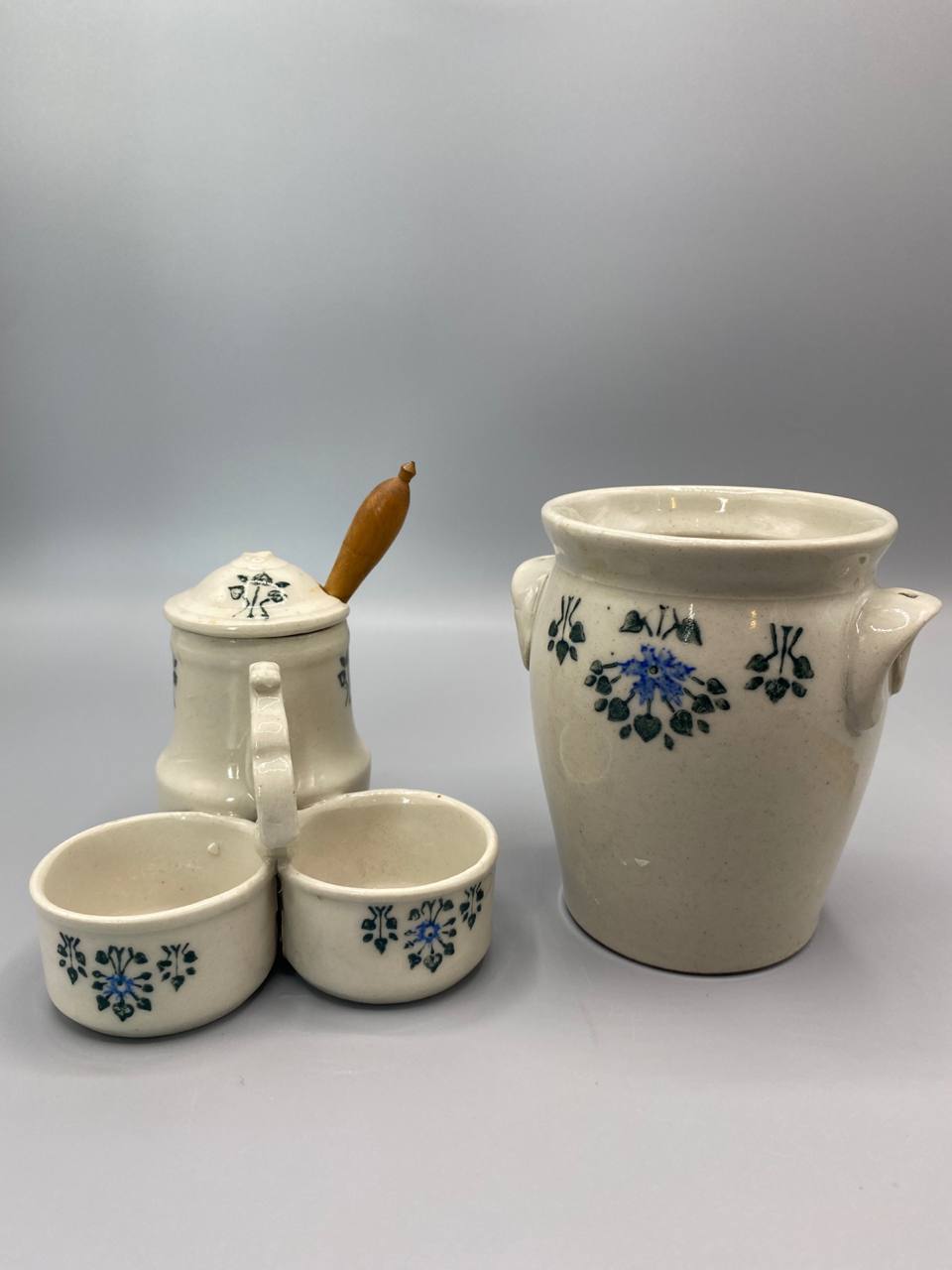 Salière double et pot cuisine faïence fleurs bleues cuillère bois vue d'ensemble