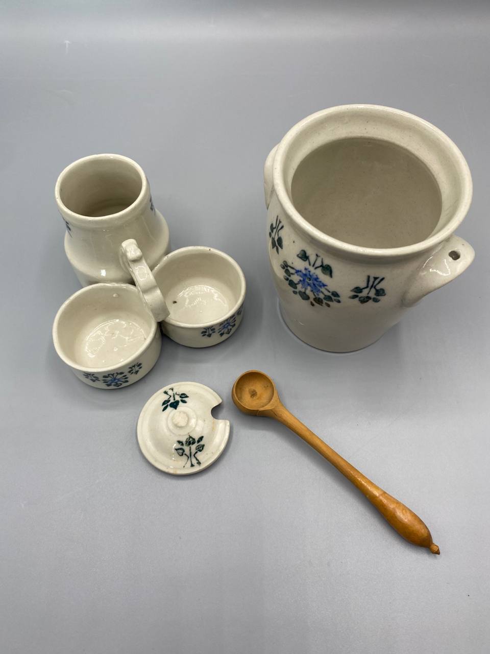 Vue éclatée salière double pot cuisine faïence cuillère bois couvercle séparé