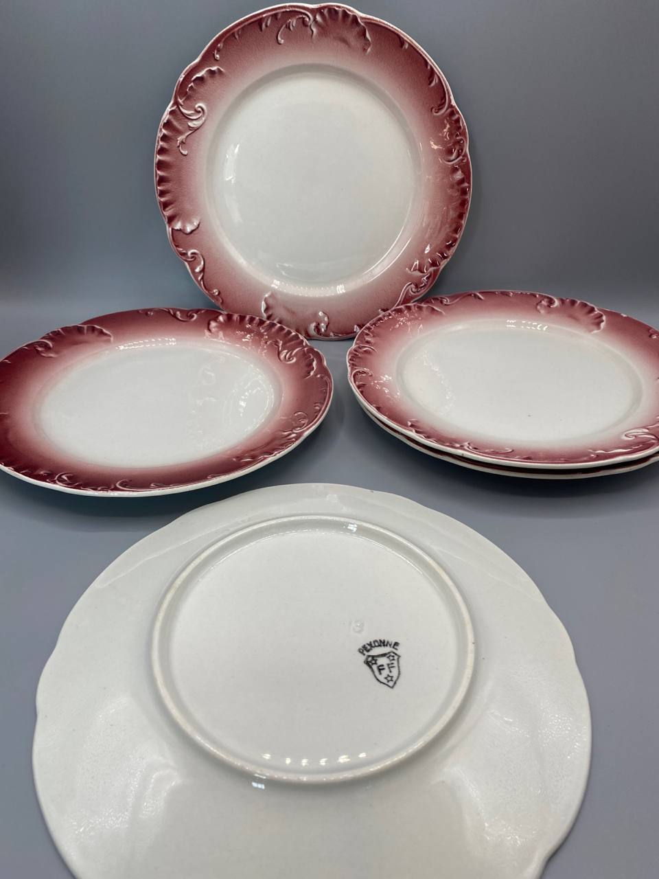 5 assiettes dessert porcelaine bord rocaille rose vieux-rose Pexonne vue d'ensemble