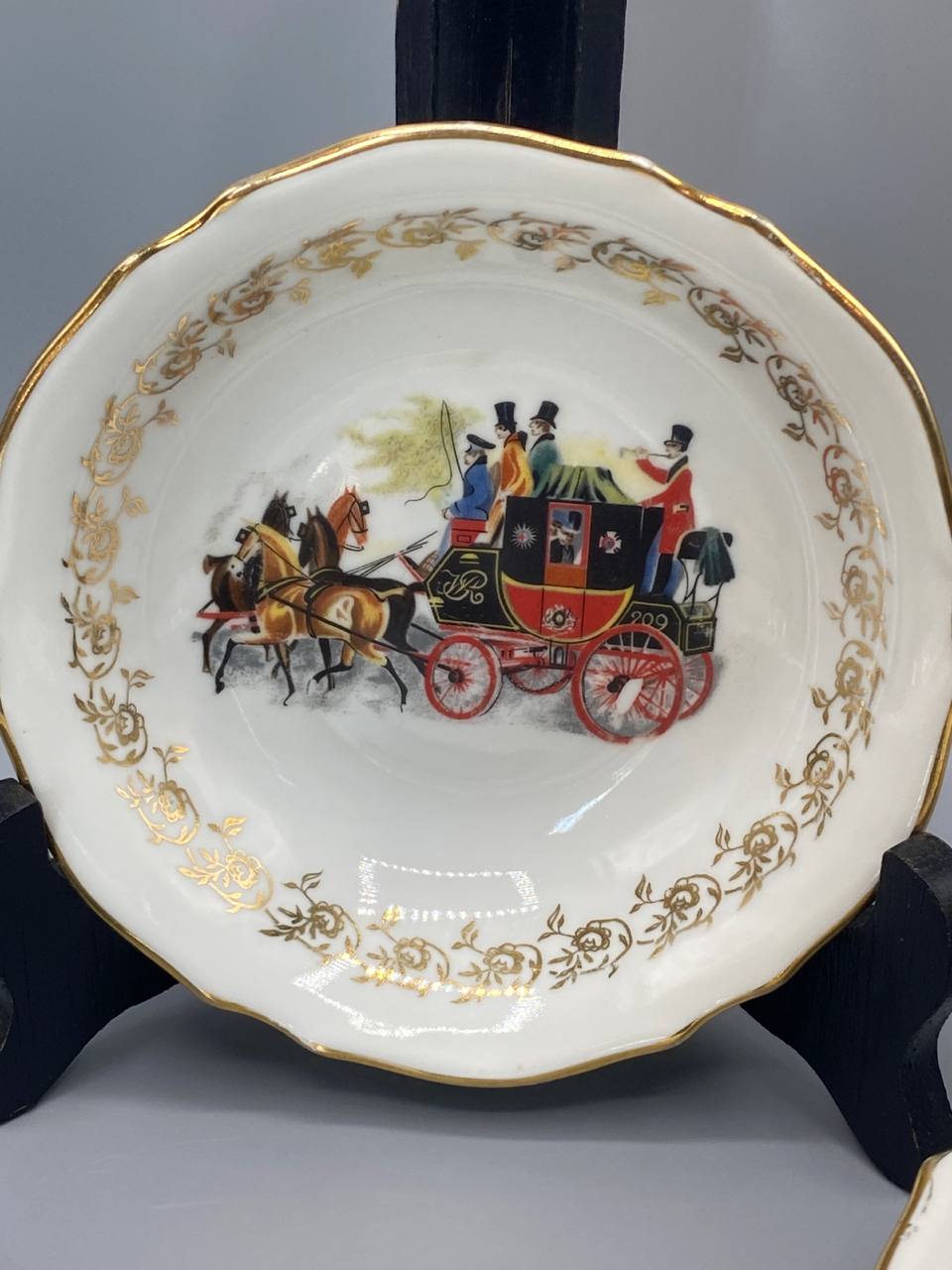 Gros plan décor diligence polychrome cocher voyageurs roues rouges coupelle FLISA