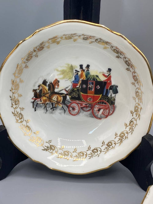 Gros plan décor diligence polychrome cocher voyageurs roues rouges coupelle FLISA
