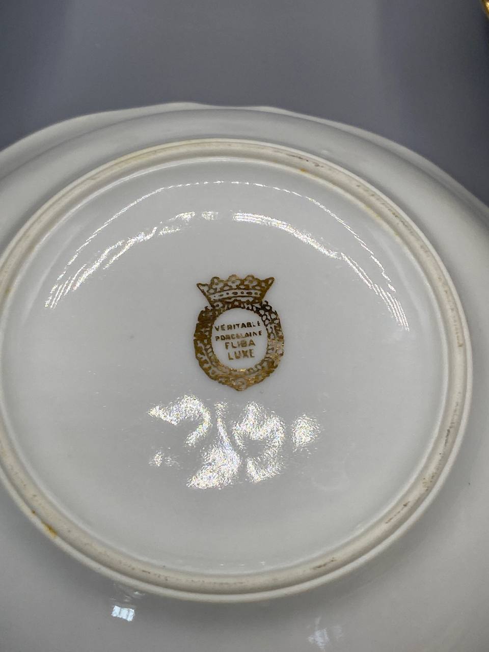 Étiquette dorée couronnée sous la base Véritable Porcelaine FLISA Luxe