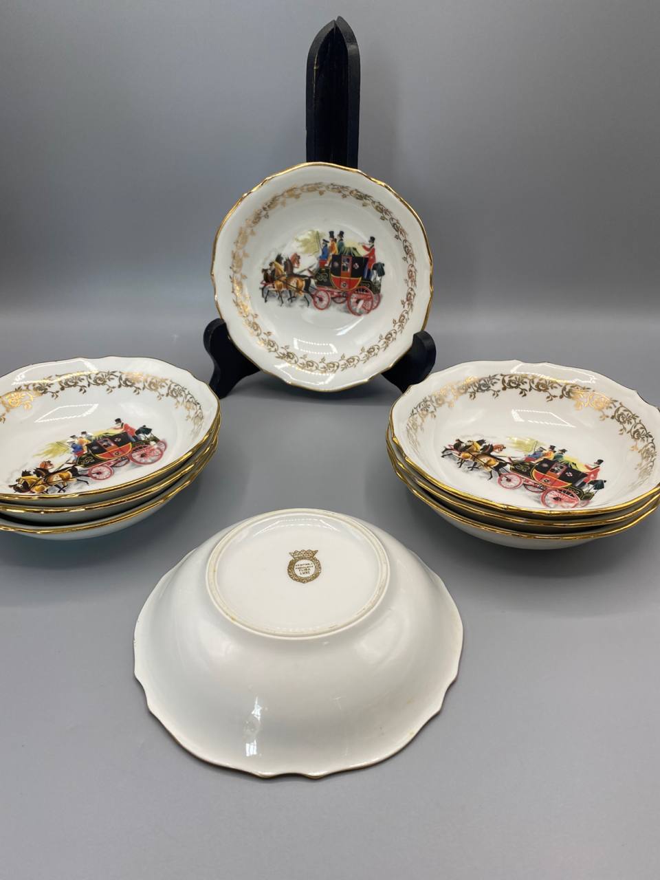 8 coupelles porcelaine FLISA empilées vue de profil frise dorée bord festonné