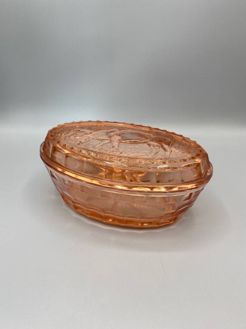 Beurrière verre pressé rose saumon décor vache Art Déco vue de trois quarts couvercle fermé