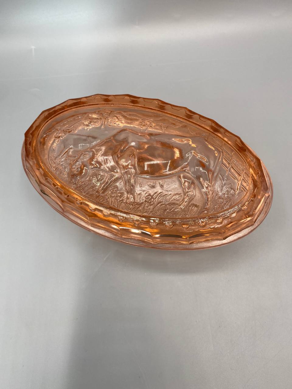 Couvercle beurrière verre pressé rose décor vache au pré clôture relief fort