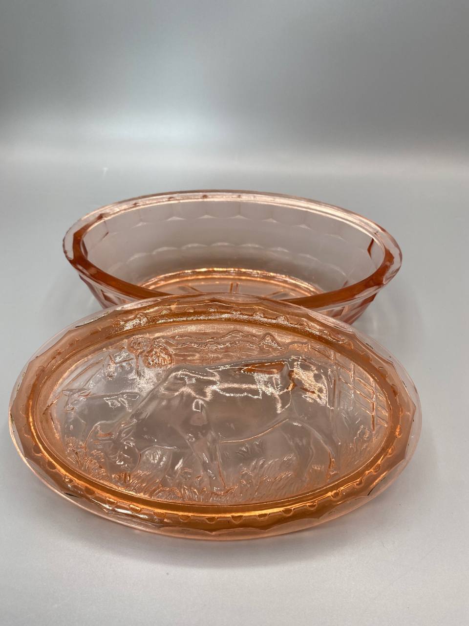 Beurrière verre pressé rose couvercle ouvert intérieur étoile rayonnante corps damier