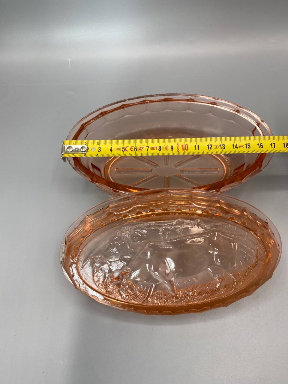 Mesure longueur beurrière verre pressé rose environ 16 cm vue de dessus