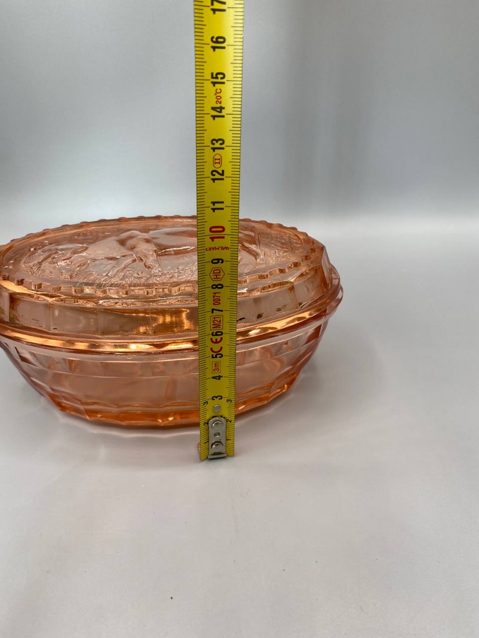 Mesure hauteur beurrière verre pressé rose couvercle compris environ 8 cm