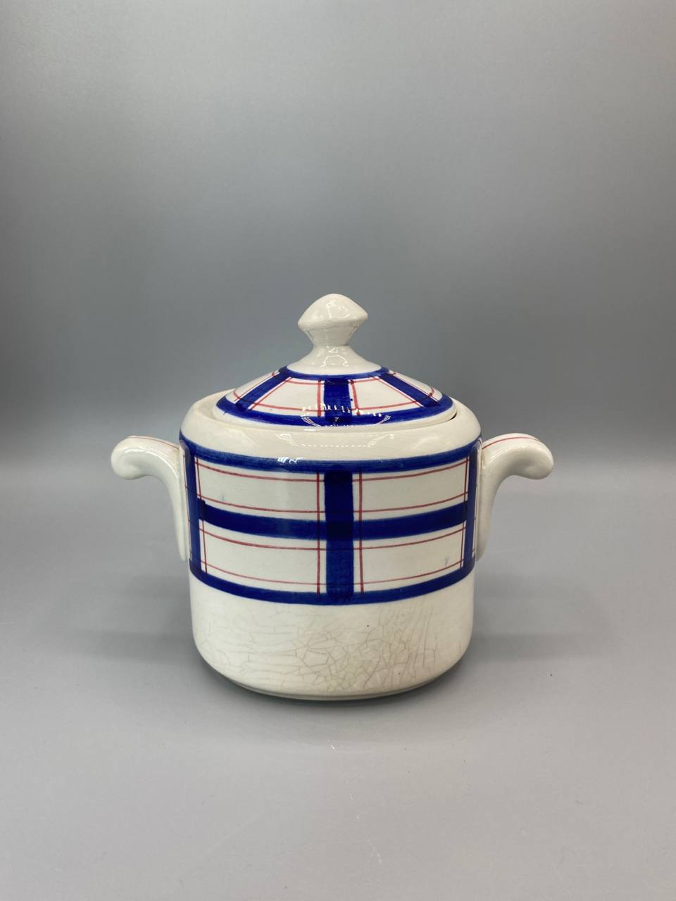 Pot à sucre faïence Sarreguemines décor Ecosse bleu cobalt rouge vue de face couvercle fermé