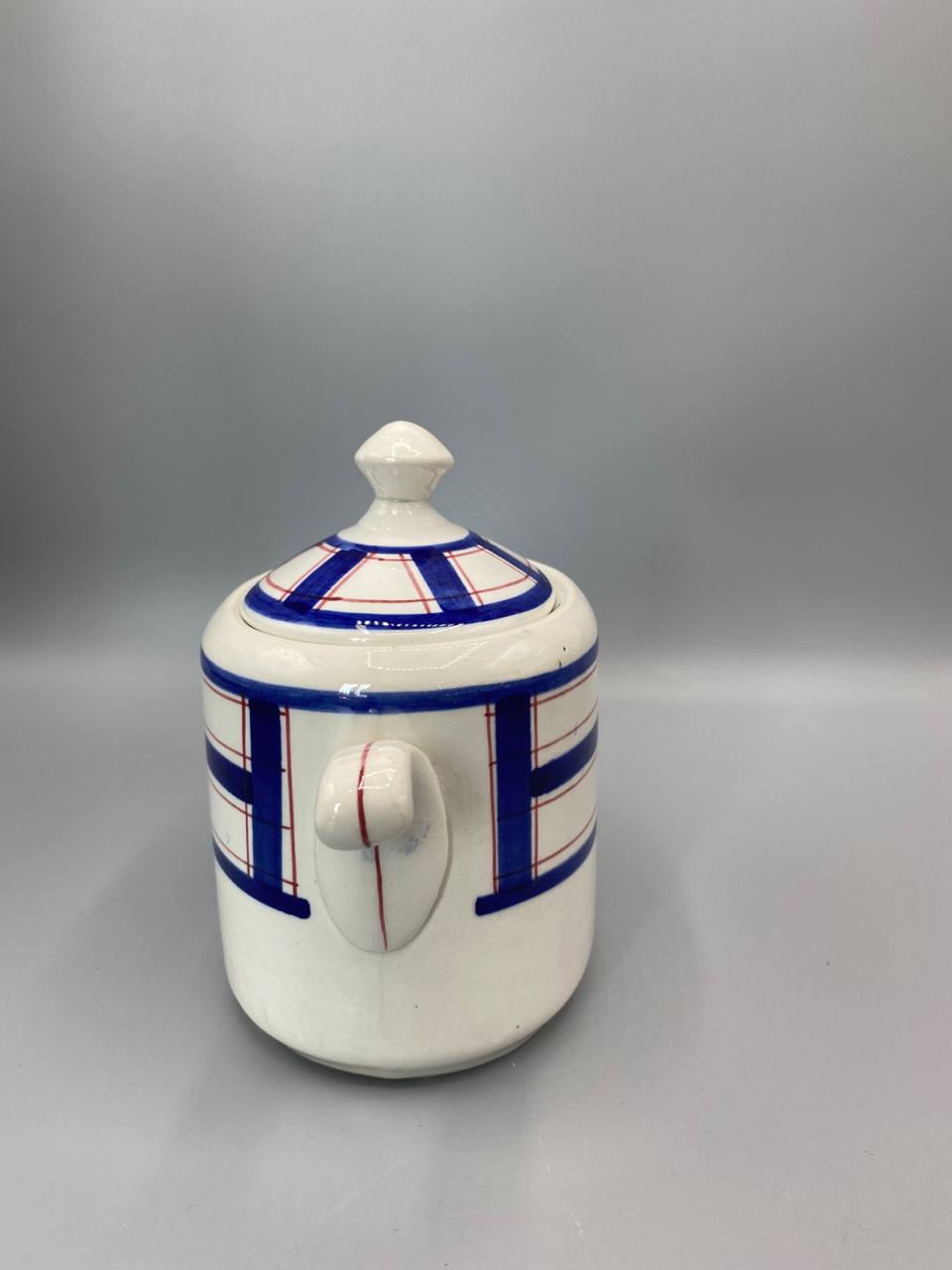 Vue de trois quarts pot à sucre Sarreguemines Ecosse deux oreilles plates couvercle bouton facetté