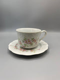 Tasse et soucoupe porcelaine décor Lierre Sauvage fleurs roses CNP France vue de face