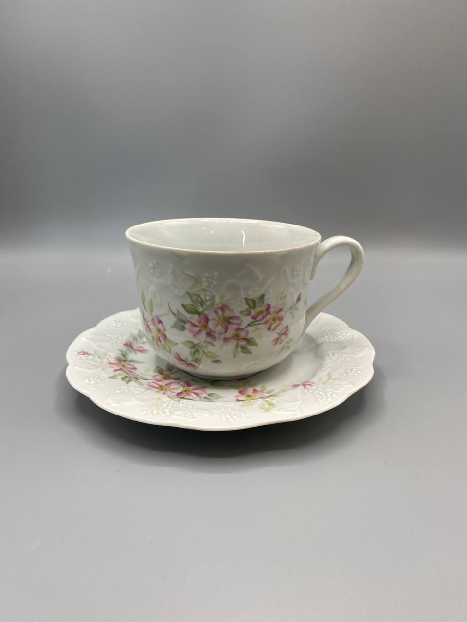 Tasse et soucoupe porcelaine décor Lierre Sauvage fleurs roses CNP France vue de face