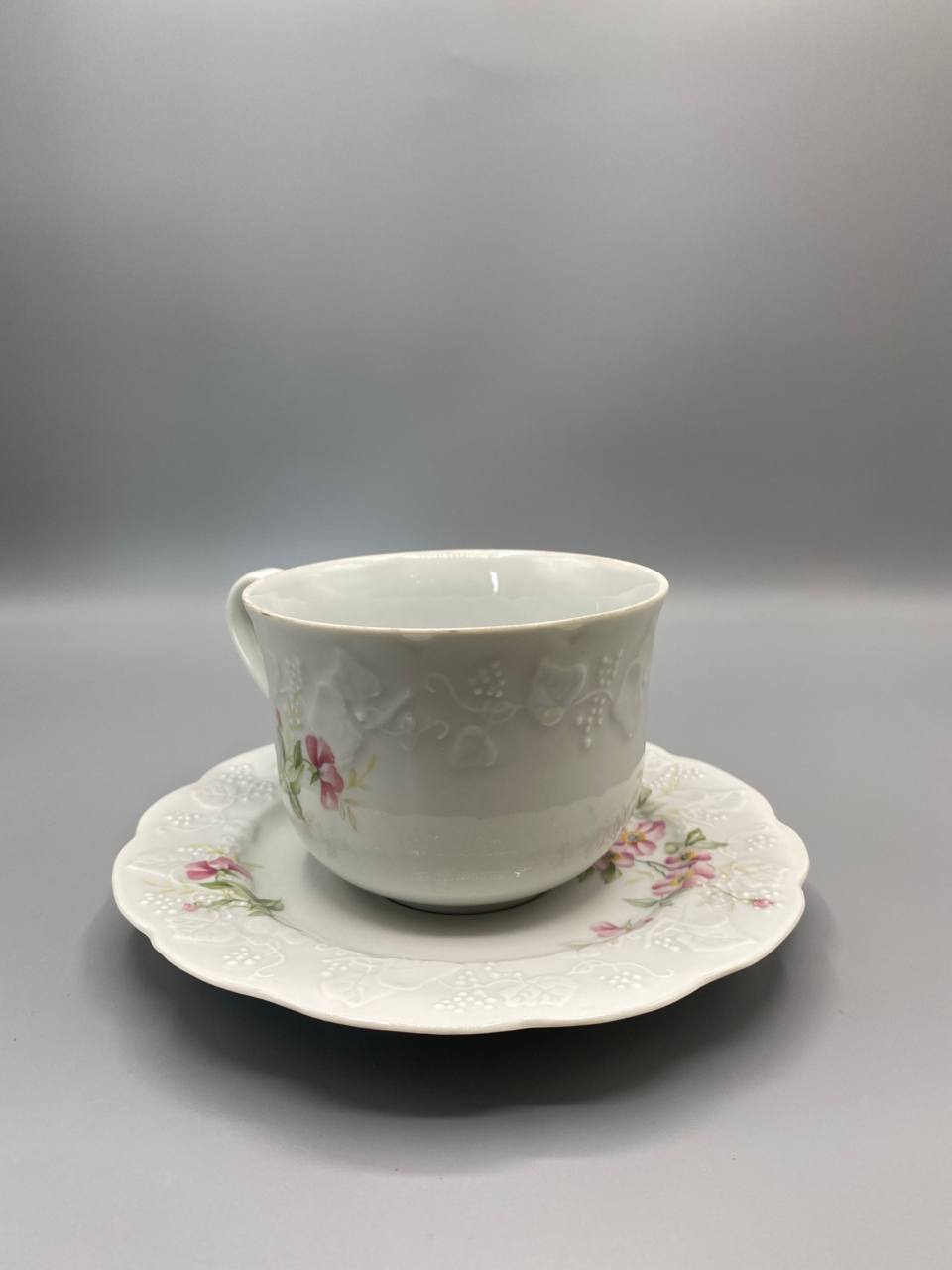 Vue de trois quarts tasse porcelaine Lierre Sauvage bord festonné rocaille moulé