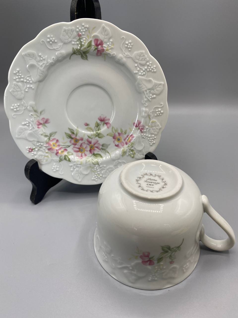 Tasse retournée tampon CNP France Lierre Sauvage soucoupe sur présentoir décor floral