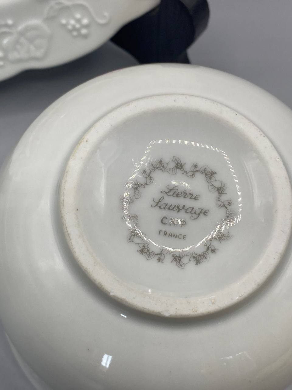Gros plan tampon sous la tasse Lierre Sauvage CNP France porcelaine