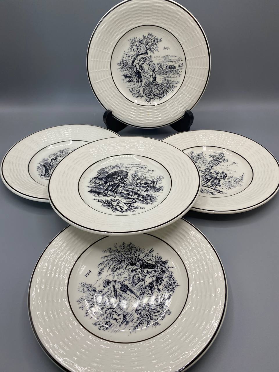 5 assiettes faïence Digoin-Sarreguemines décor Les Mois vue d'ensemble Avril Mars Juin