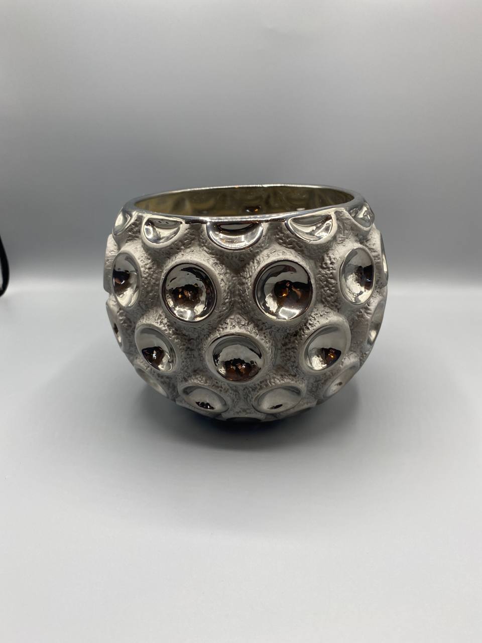 Cache-pot céramique argentée pastilles concaves relief vue de face