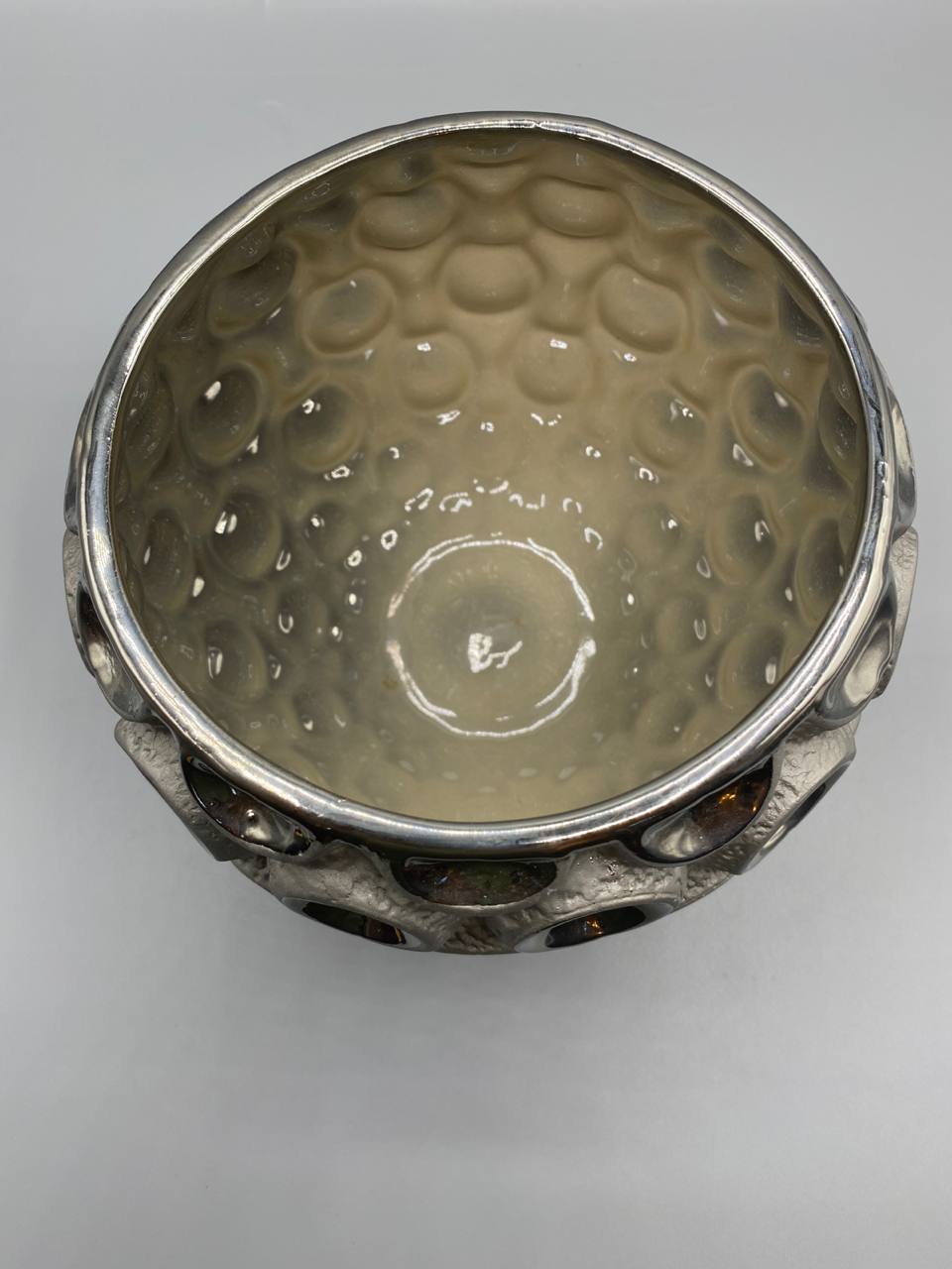 Vue de dessus cache-pot céramique argentée intérieur glaçure beige nacré