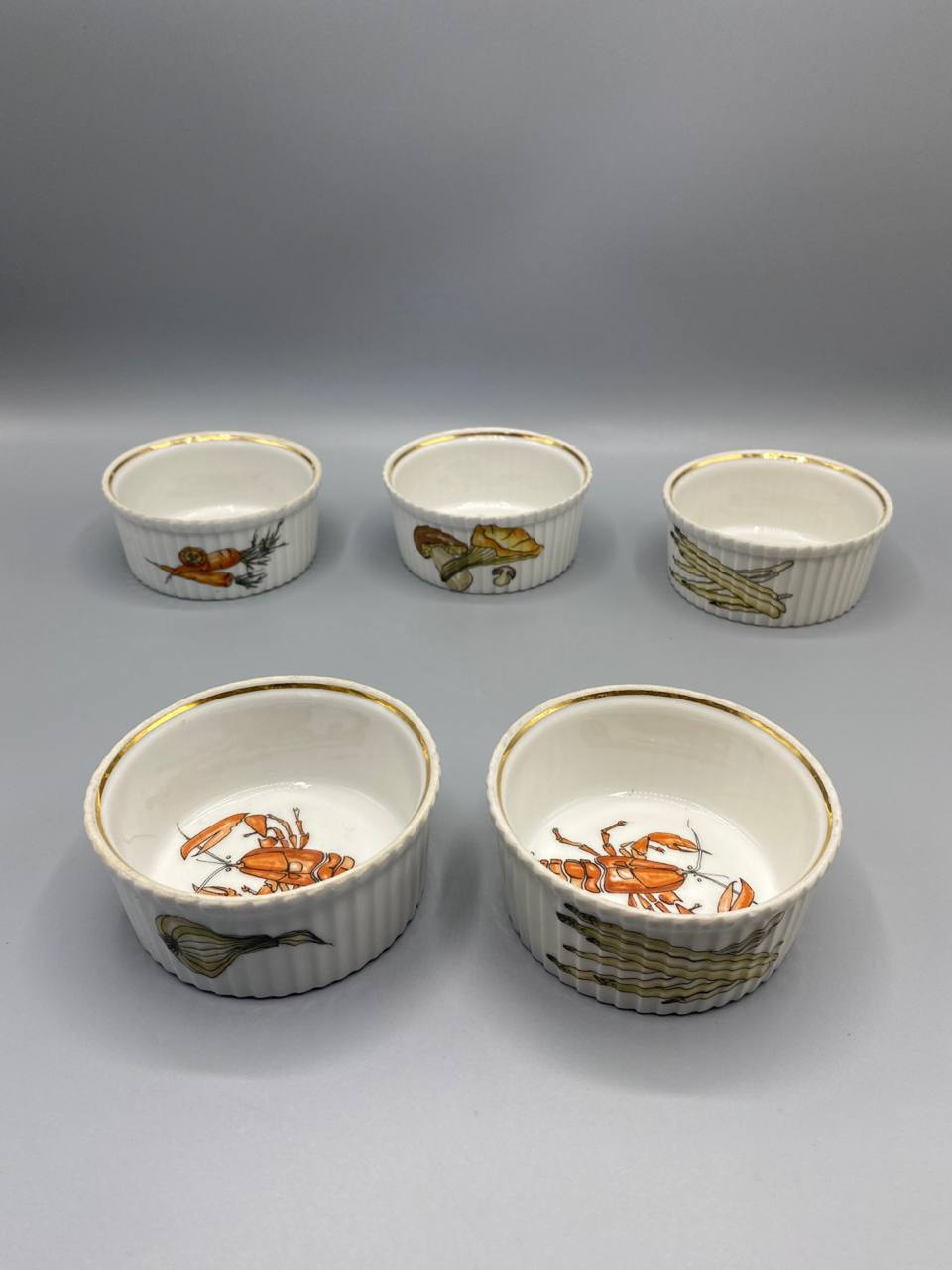 5 ramequins porcelaine Lourioux Limoges décor homard légumes vue d'ensemble 2 tailles