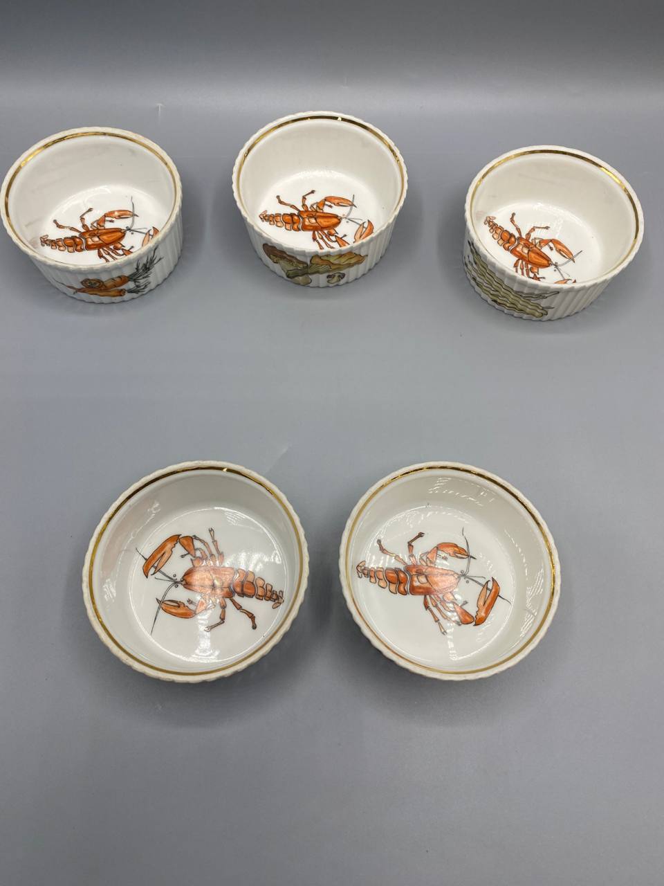 Vue de dessus 5 ramequins Lourioux Limoges décor homard orange intérieur filet or
