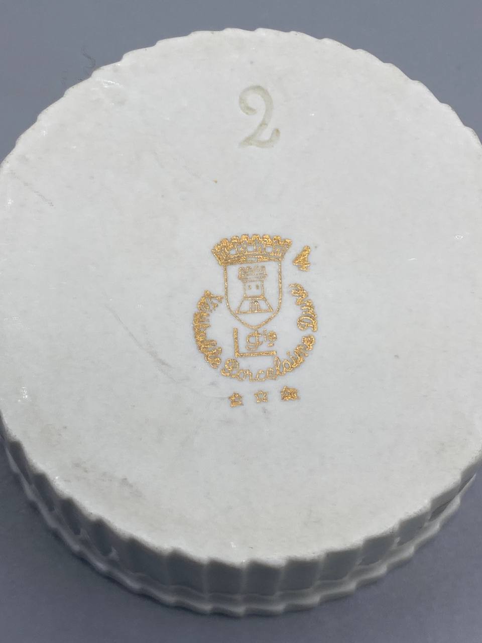 Tampon sous la base écusson doré couronné Lourioux LP Limoges porcelaine France