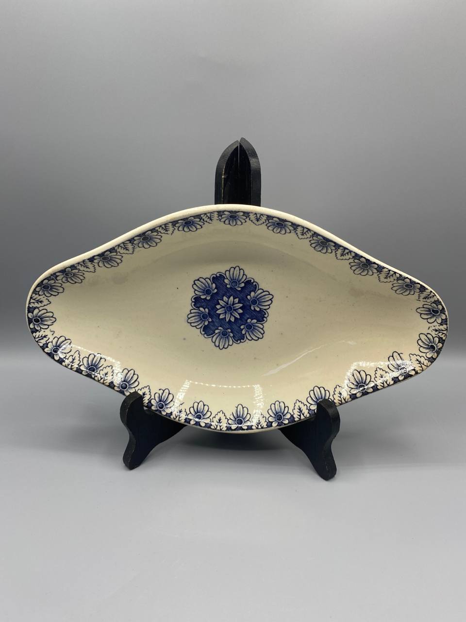 Ravier navette terre de fer décor marguerites bleu cobalt transfert vue de face sur présentoir