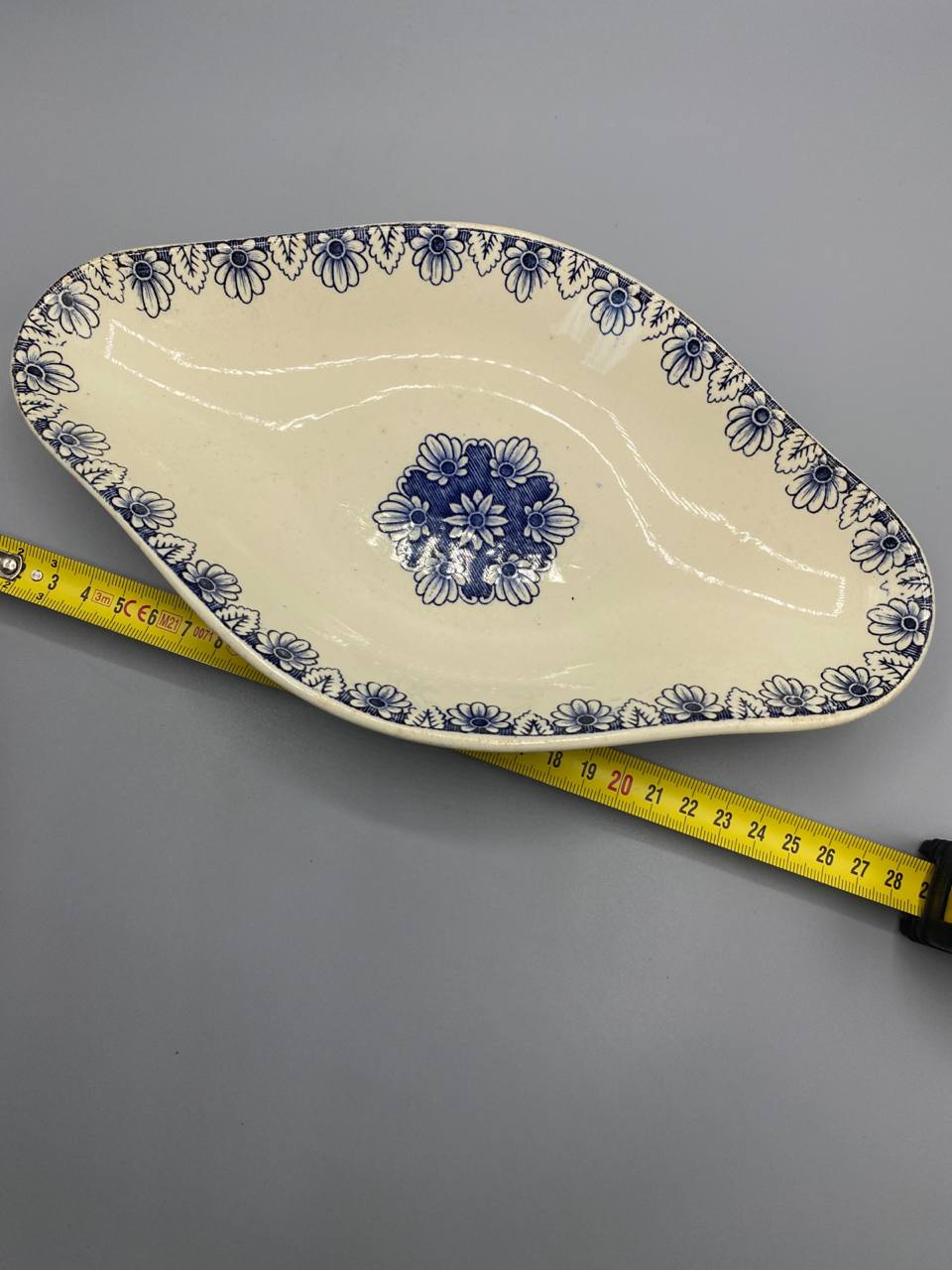 Mesure longueur ravier terre de fer marguerites bleu cobalt environ 27 cm mètre visible