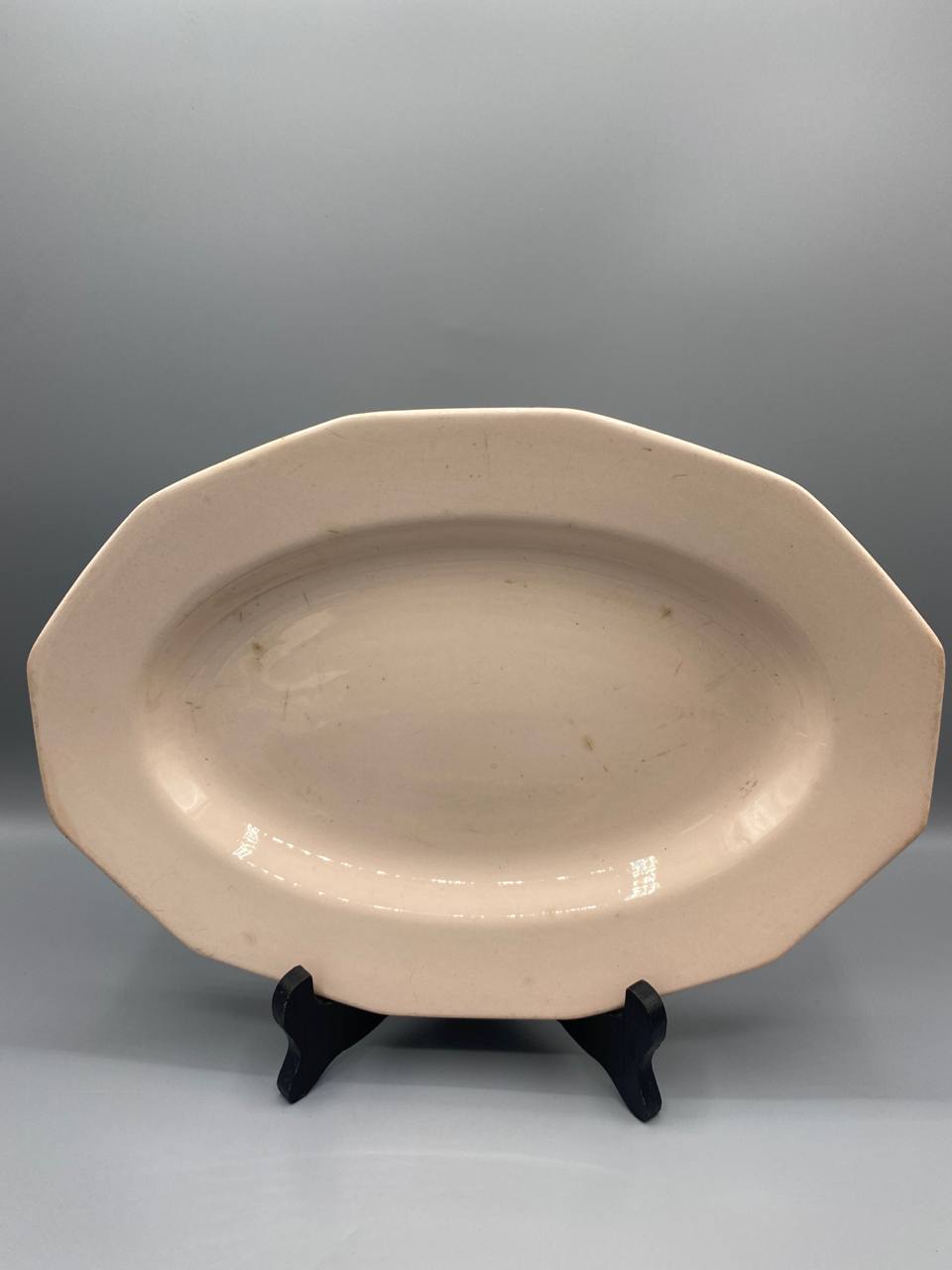 Plat ovale faïence fine octogonal Saint-Amand vue de face glaçure ivoire rosé