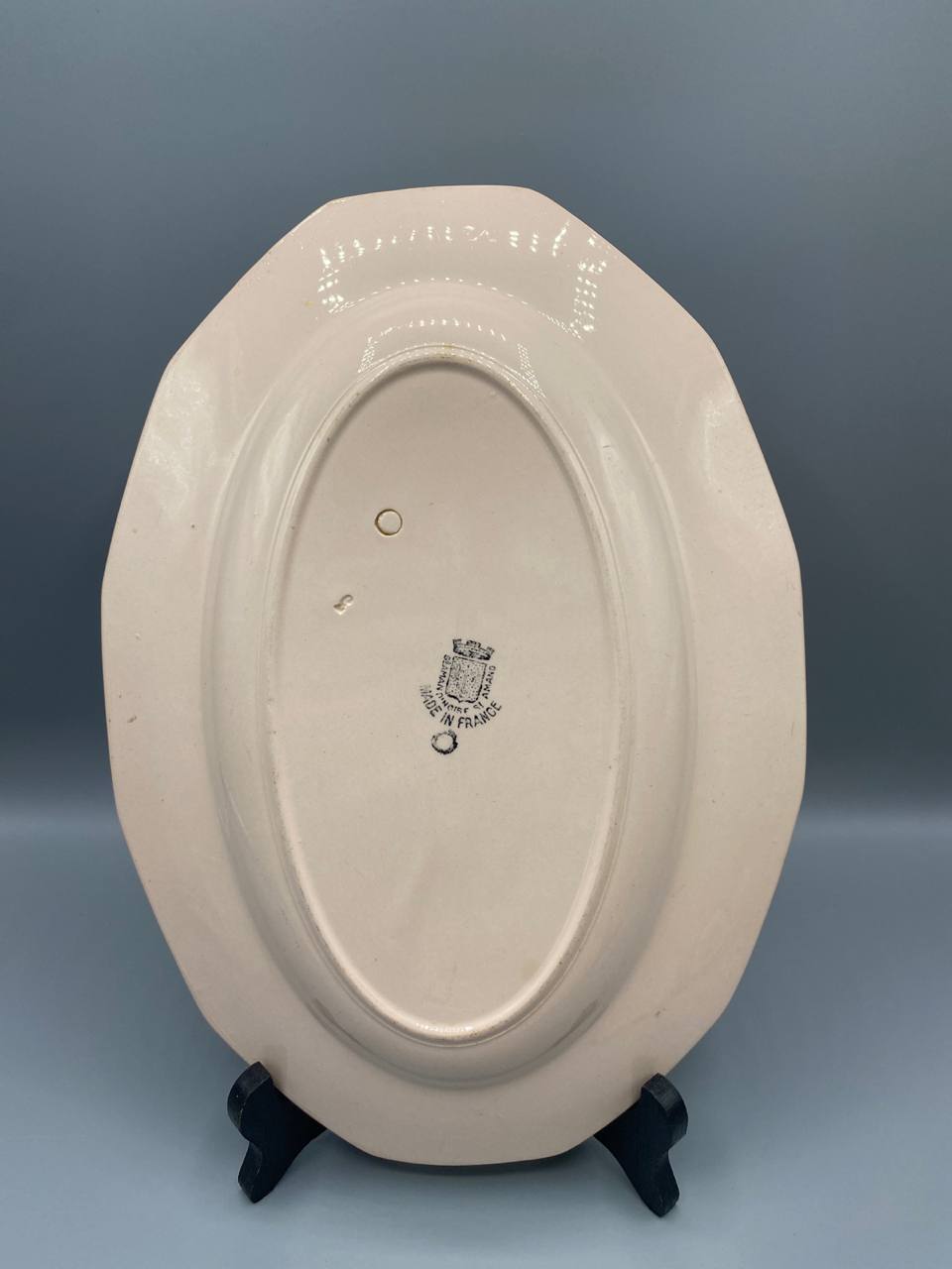 Vue de dessous plat ovale Saint-Amand écusson couronné tampon Made in France