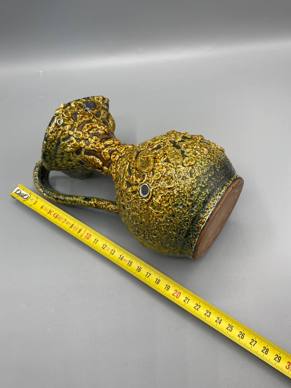 Mesure hauteur pichet Fat Lava environ 20 cm base terre cuite rouge-brun non marquée