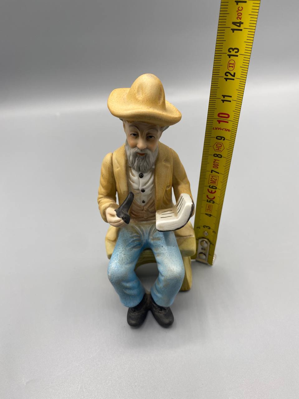 Mesure hauteur figurine biscuit vieil homme assis environ 11 cm mètre visible