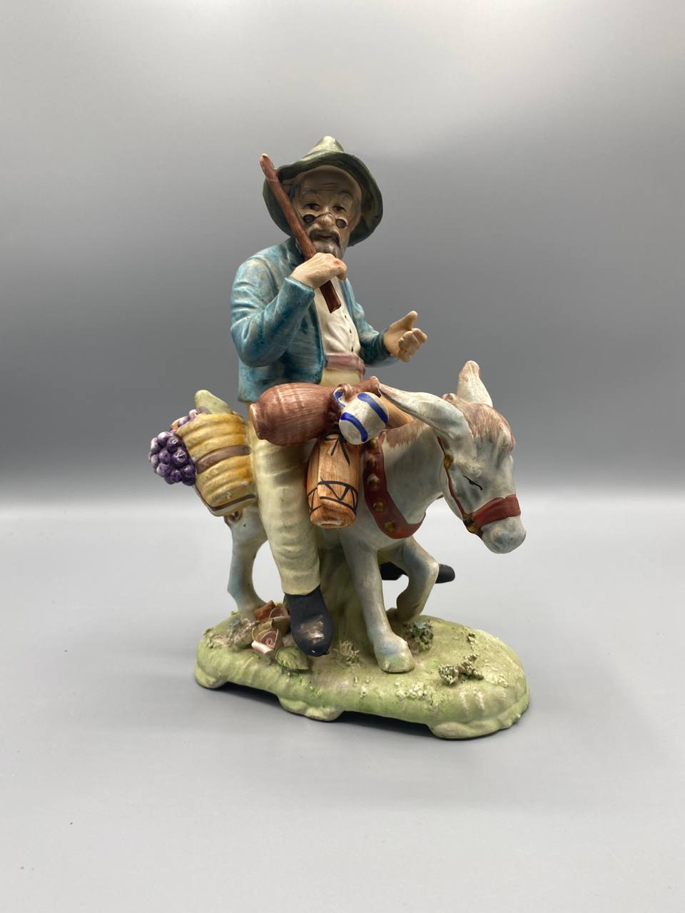Groupe figuratif biscuit paysan pipe bâton âne chargé fruits vue de face