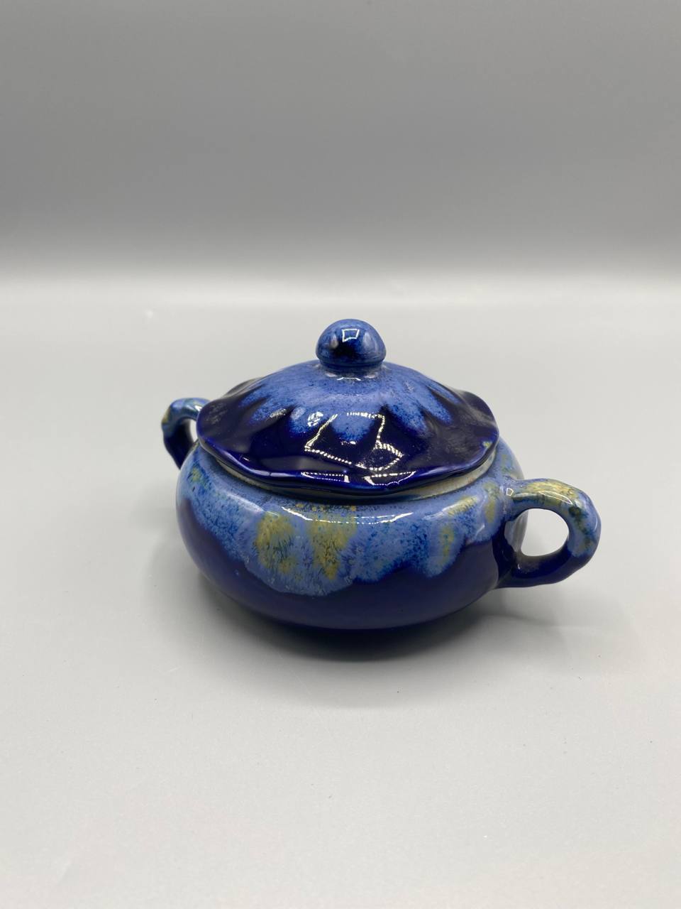 Pot décoratif céramique bleu cobalt couvercle lobé vue de face anse anneau