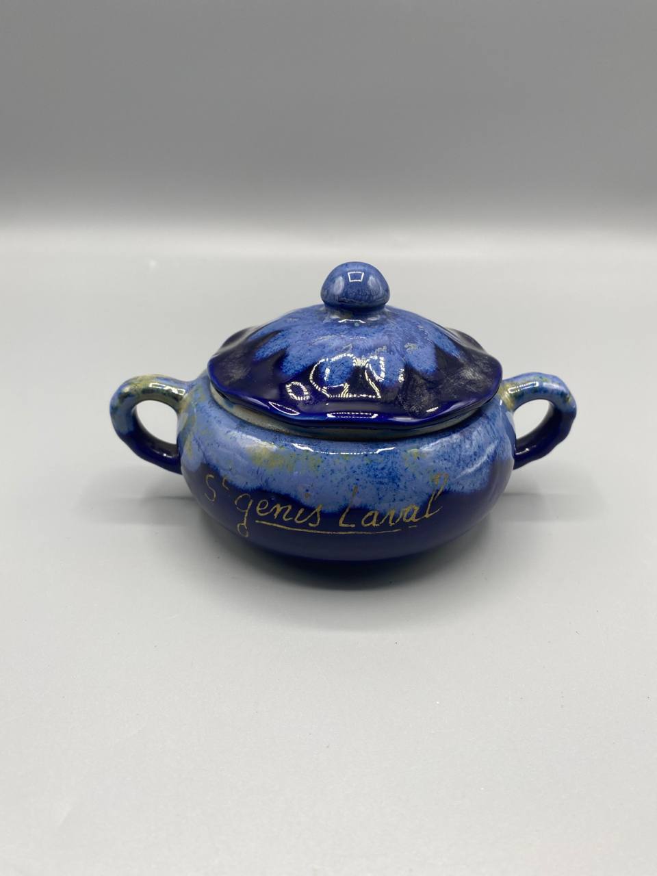 Vue de face pot céramique bleu cobalt inscription dorée Saint-Genis-Laval