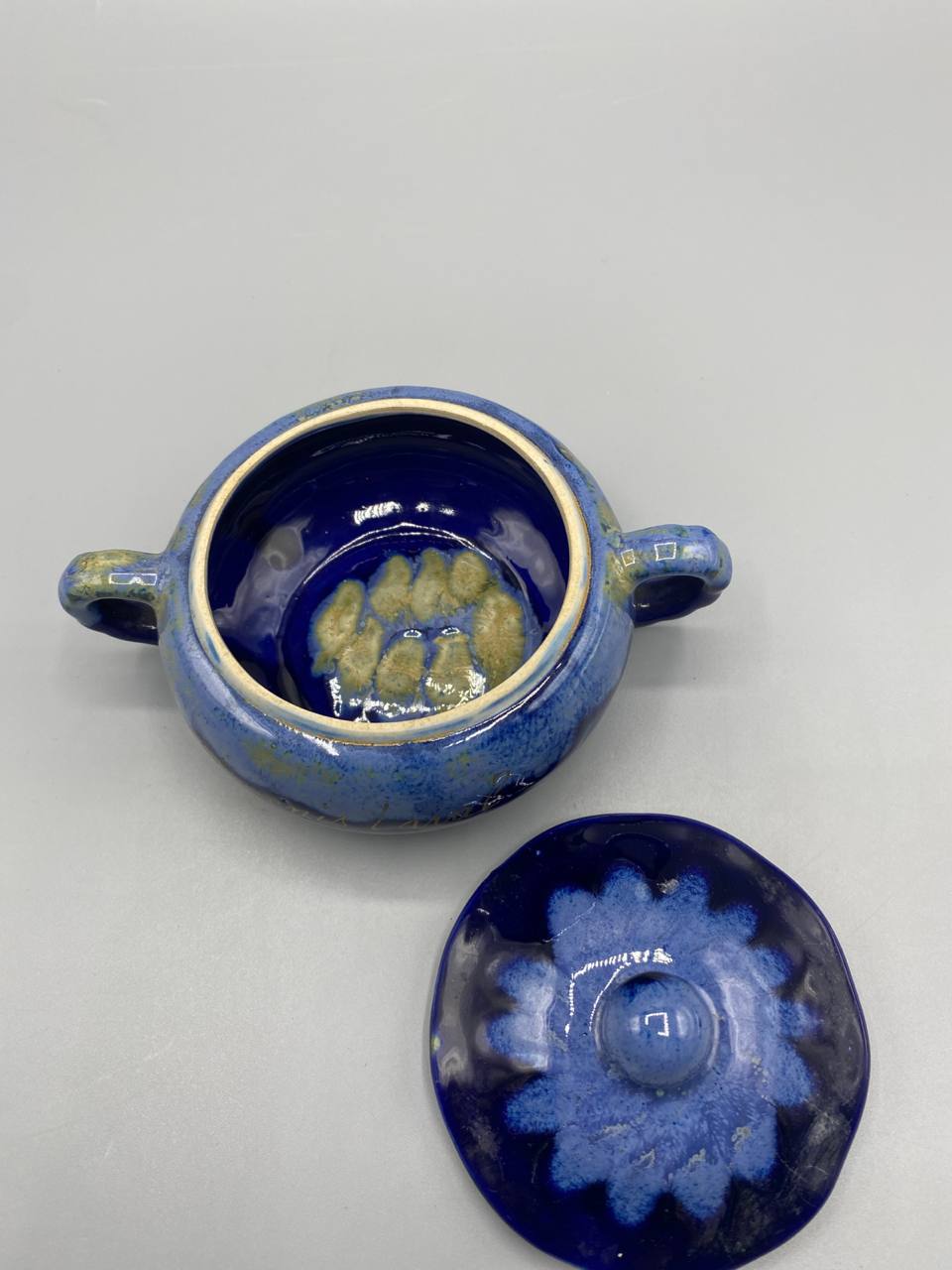 Vue de dessus pot céramique bleu cobalt ouvert intérieur glaçure ocre-vert