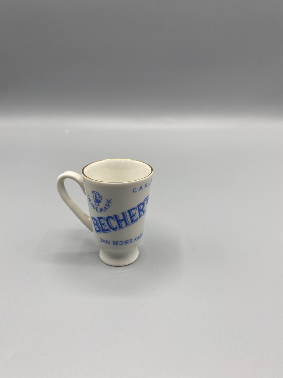 Vue de dos tasse Becherovka Jan Becher Karlovy Vary inscription bleue porcelaine