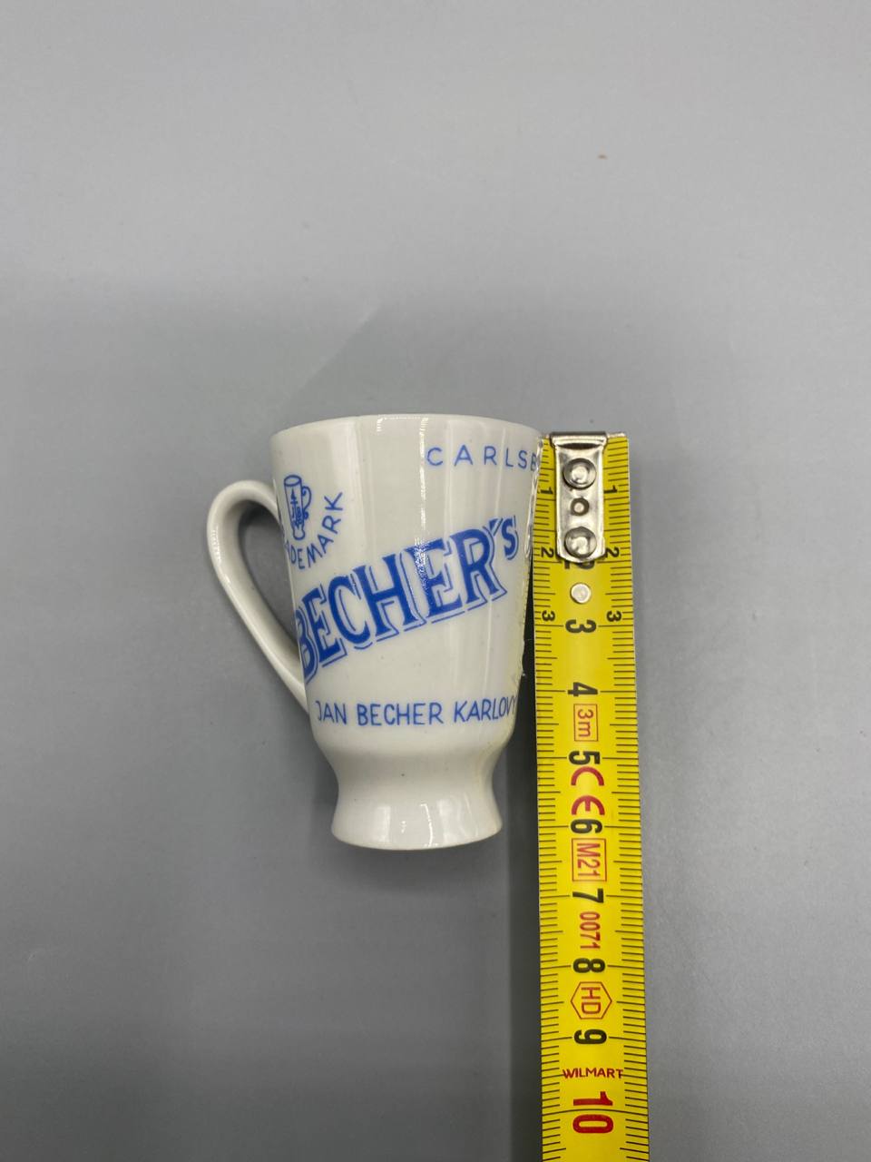 Mesure hauteur tasse Becherovka environ 7 cm mètre visible
