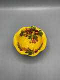 Coupelle faïence jaune bord festonné décor cerises peint main vue de dessus