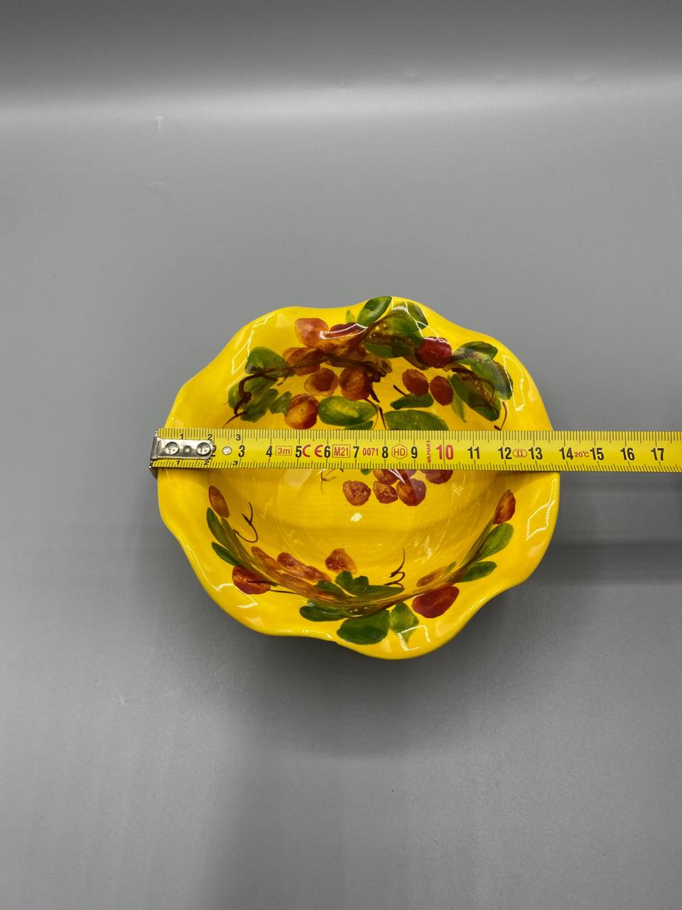 Mesure diamètre coupelle faïence jaune environ 15 cm mètre visible
