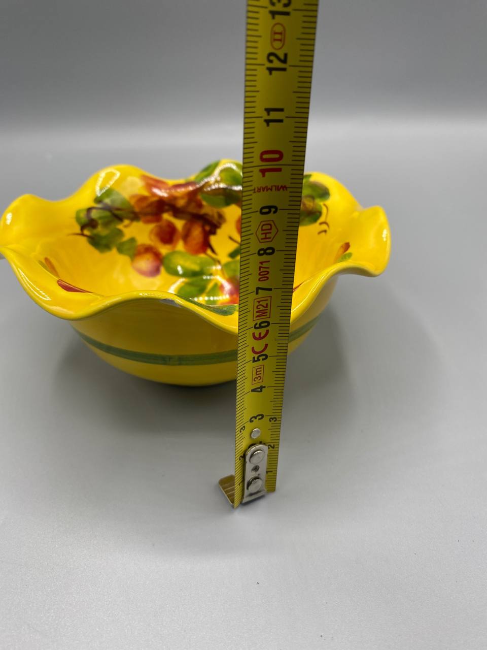 Mesure hauteur coupelle faïence jaune environ 6 cm mètre visible