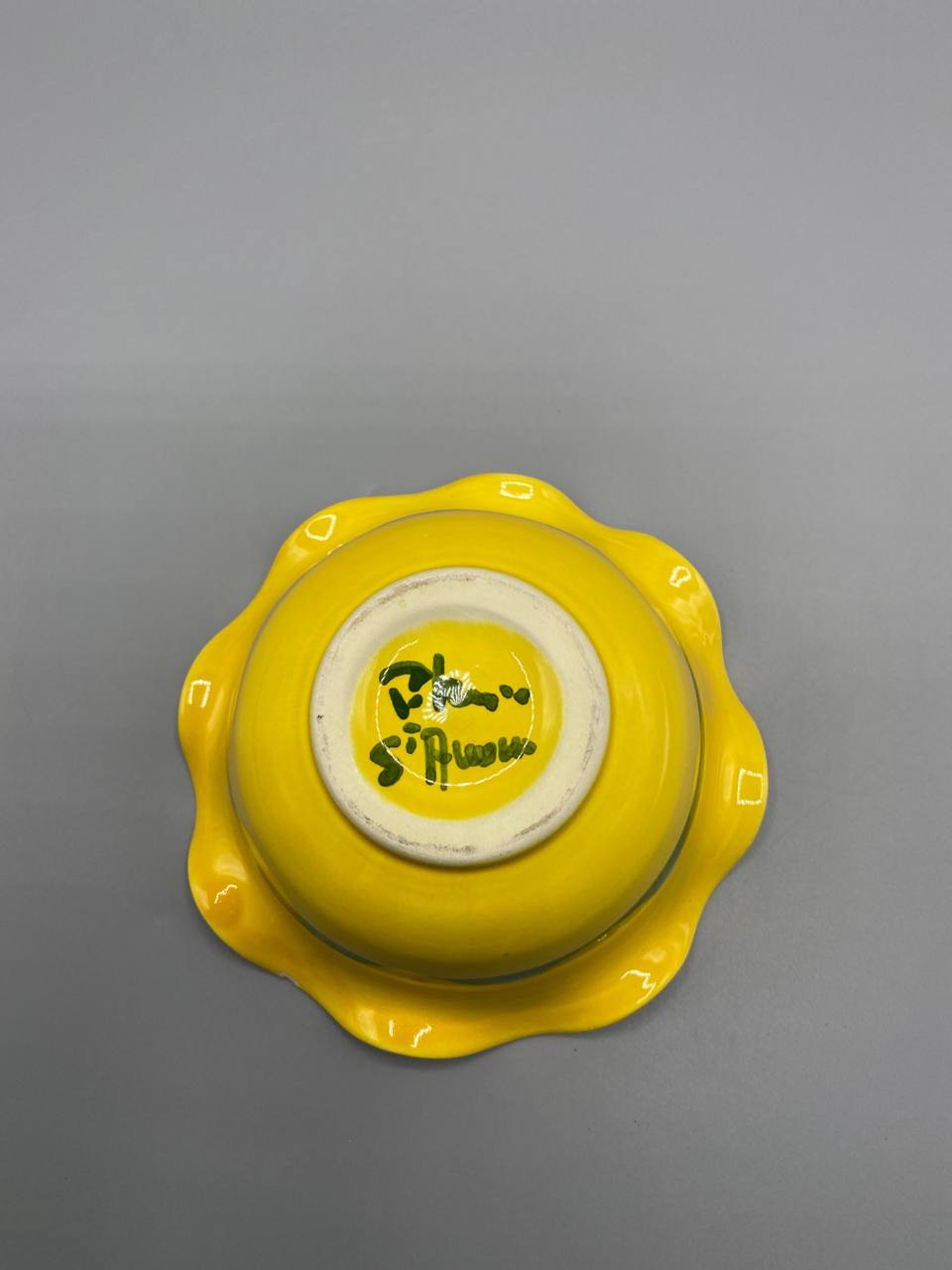Vue de dessous coupelle faïence jaune tampon manuscrit Blum S. Remo vert