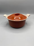 Cocotte fonte émaillée Le Creuset 18 cm coloris Volcanique brun-orangé vue de face avec couvercle