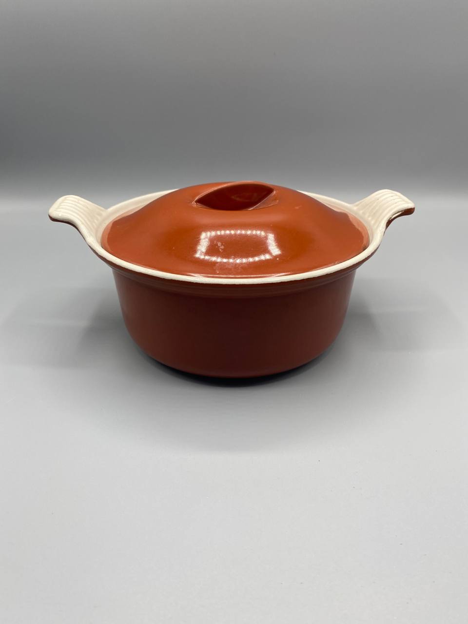 Cocotte fonte émaillée Le Creuset 18 cm coloris Volcanique brun-orangé vue de face avec couvercle