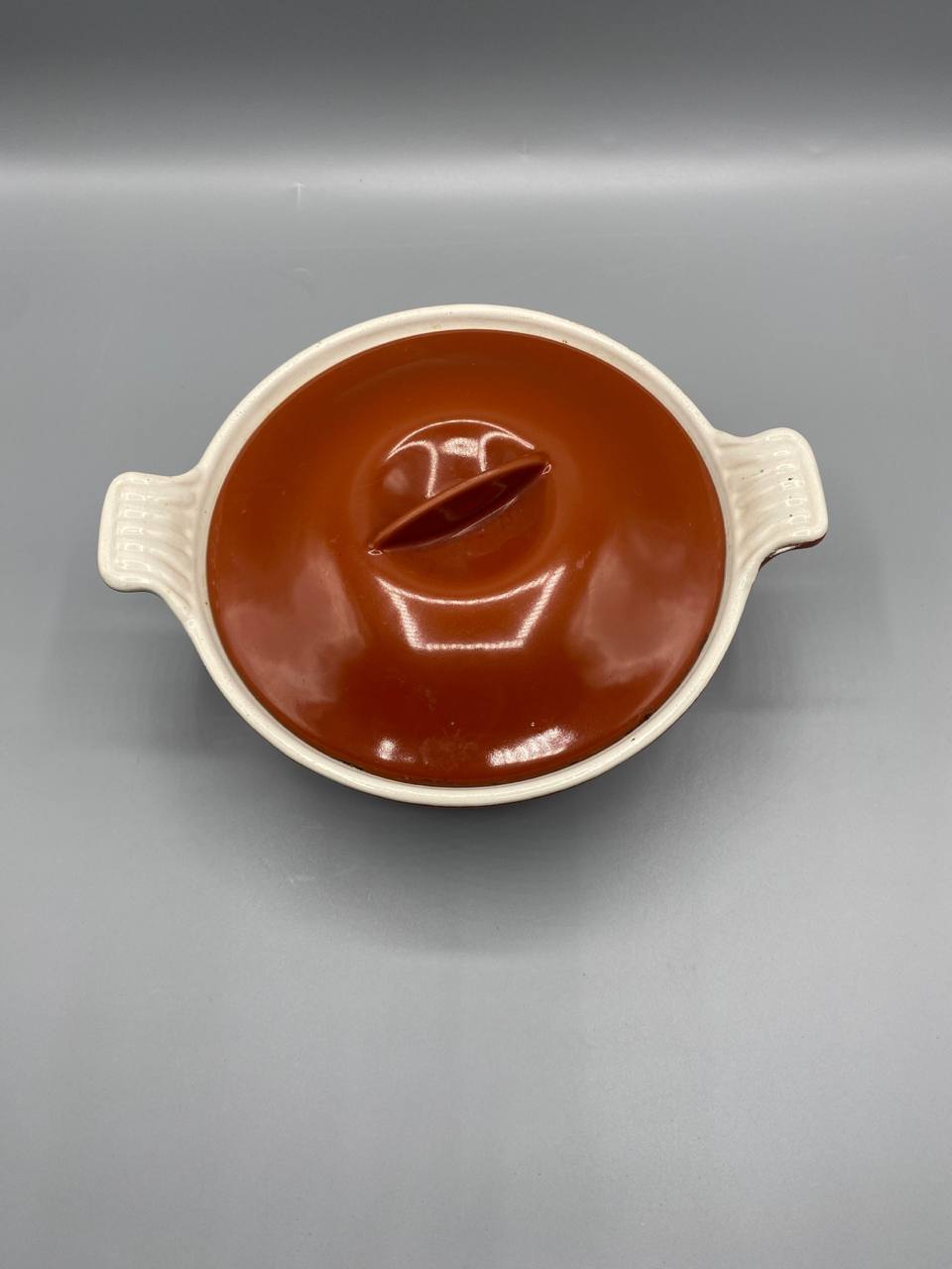 Vue de dessus cocotte Le Creuset 18 cm couvercle Volcanique anses crème