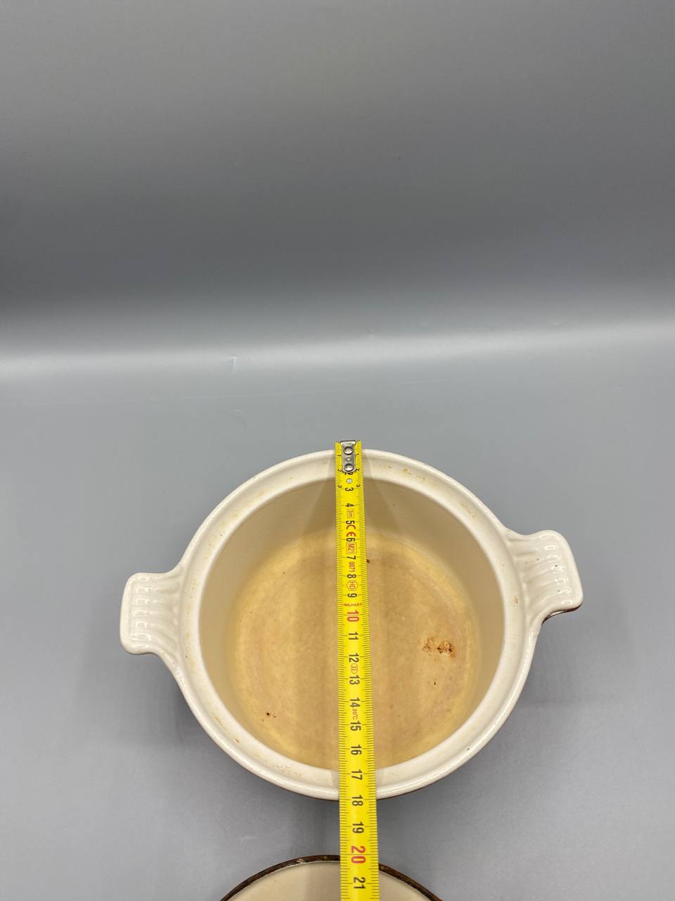 Vue de dessus cocotte Le Creuset 18 cm ouverte intérieur émaillé crème mesure diamètre 18 cm