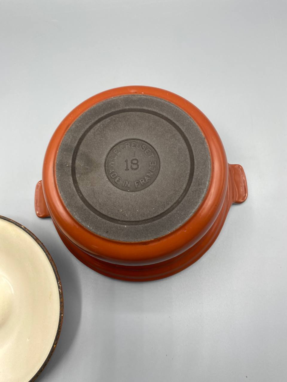 Vue de dessous cocotte Le Creuset tampon moulé Made in France 18 fonte brute