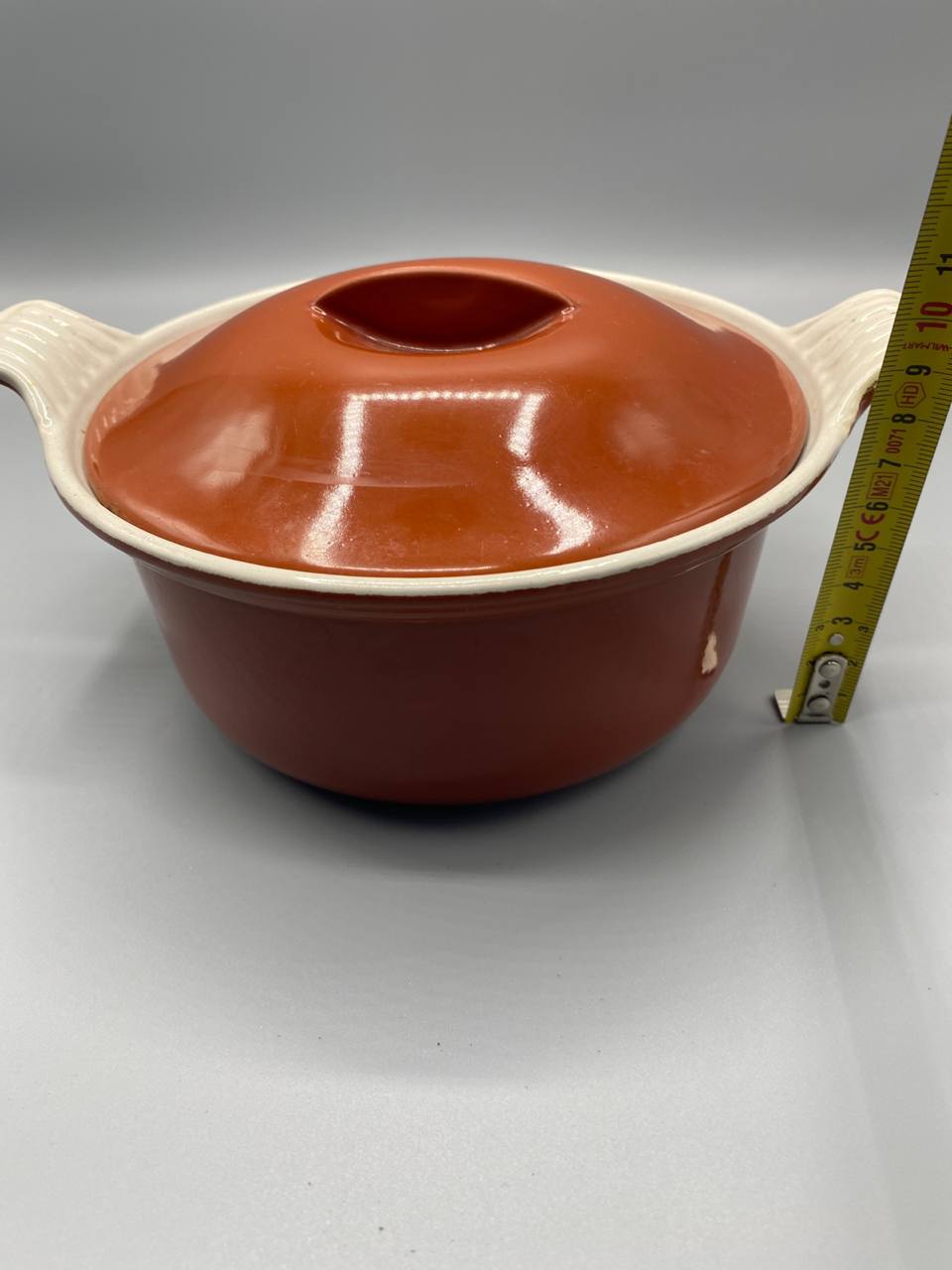 Vue de face cocotte Le Creuset 18 cm avec couvercle mesure hauteur environ 10 cm