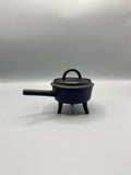 Petite cocotte tripode fonte noire manche long couvercle prise demi-anneau vue de face